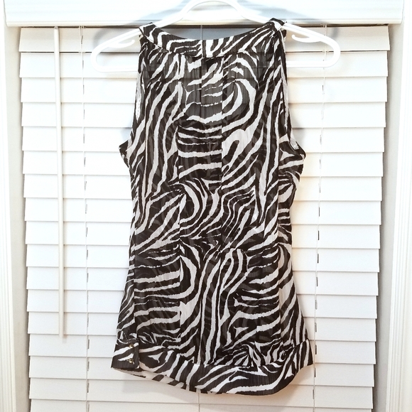 Animal print top. - Picture 2 of 4